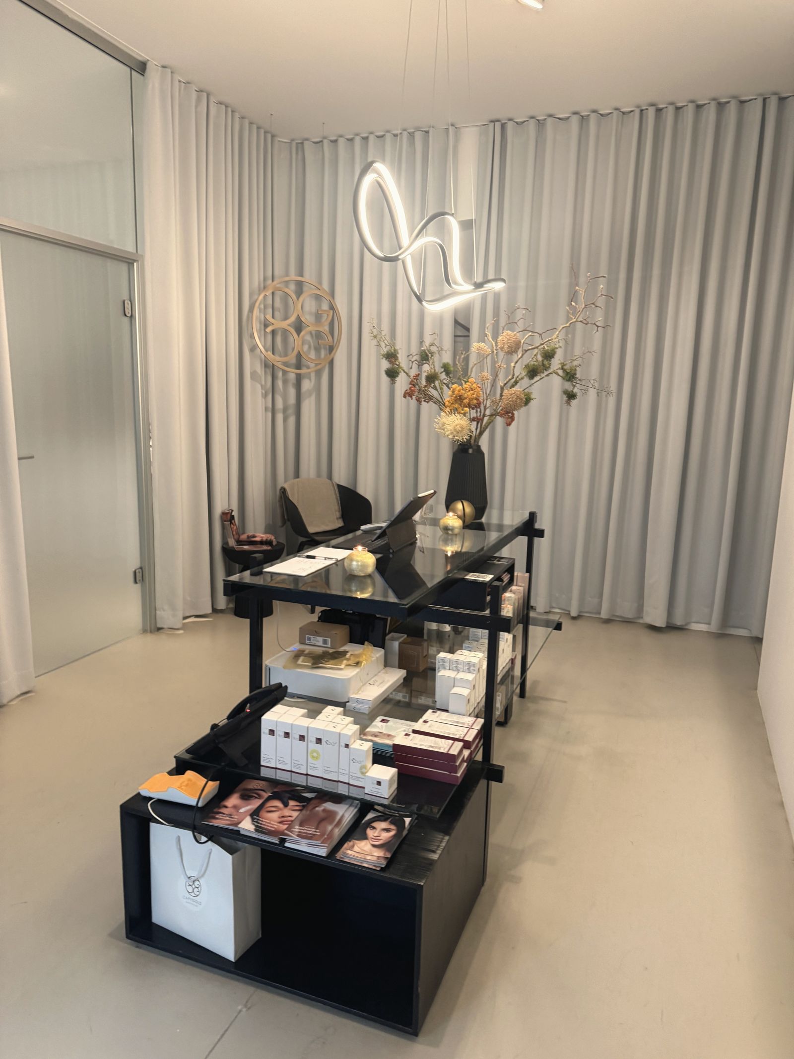 Empfang des Ateliers Doreen bei CAPEGOLD Berlin mit skulpturaler Lichtinstallation