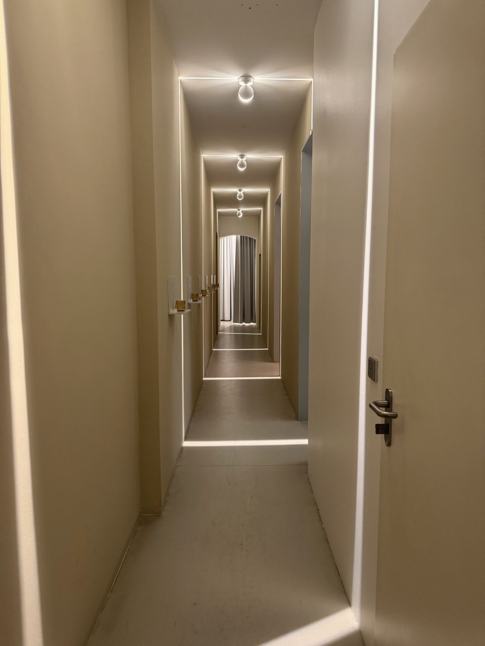 Der Gang des Ateliers Doreen bei CAPEGOLD Berlin — warmes Licht, ruhige Atmosphäre